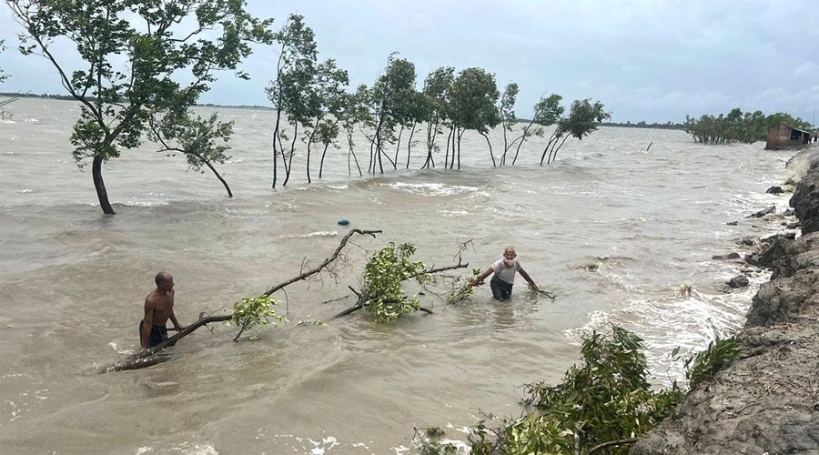 দেশের উপকূলীয় এলাকায় ঝুঁকিপূর্ণ বেড়িবাঁধে ঝড়-জলোচ্ছ্বাসে বিপর্যয়ের শঙ্কা বাড়াচ্ছে