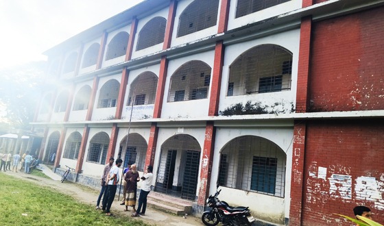 বাবুগঞ্জে স্কুলের ডিজিটাল ল্যাব থেকে ১৭ ল্যাপটপ চুরি