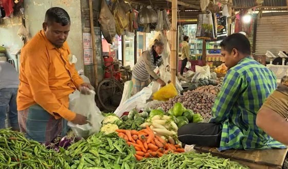 দুদিনের ব্যাবধানে হিলিতে অর্ধেকে নেমেছে সবজির দাম