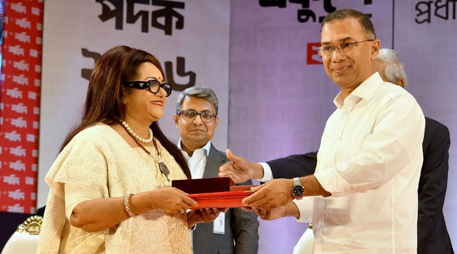 কিংবদন্তি অভিনেত্রী ববিতার হাতে একুশে পদক তুলে দেন প্রধানমন্ত্রী