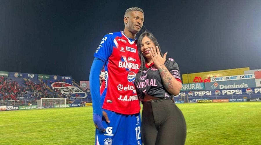 জয়ের উল্লাসে মাঠেই বিয়ের প্রস্তাব, তিন দিনেই ভাঙল ভাইরাল বাগদান