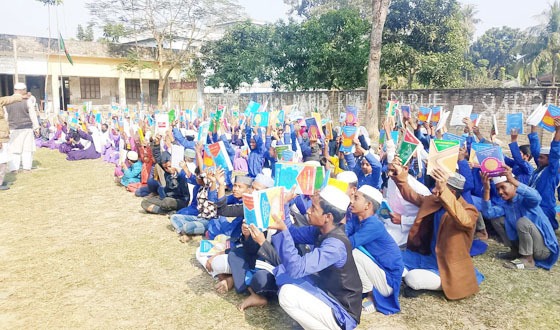 চাটমোহরে নতুন বই পেয়ে উচ্ছ্বসিত শিক্ষার্থীরা