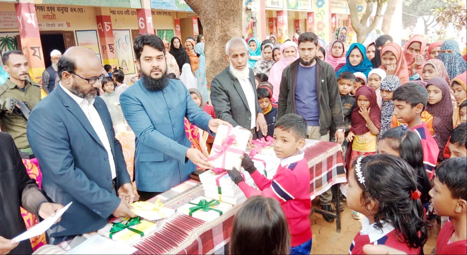 পোরশায় প্রাথমিক শিক্ষার্থীদের মাঝে বই বিতরণ