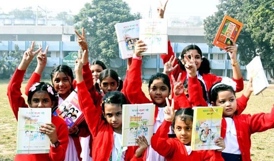 প্রথম দিনে টাঙ্গাইলে সোয়া ৫০ লাখ বই বিতরণ মাধ্যমিকে প্রায় ১৩ লাখ বইয়ের ঘাটতি