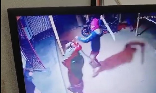 মেহেরপুরে বোমা মেরে ডাকাতি, টাকা-ফোন লুট