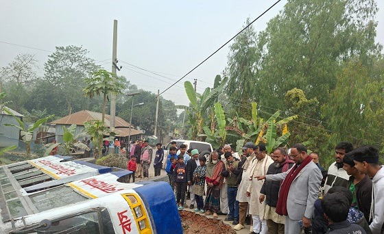 বাস উল্টে বড় দুর্ঘটনা থেকে রক্ষা, ক্ষতিগ্রস্ত ব্রিজ সংস্কারের প্রতিশ্রুতি
