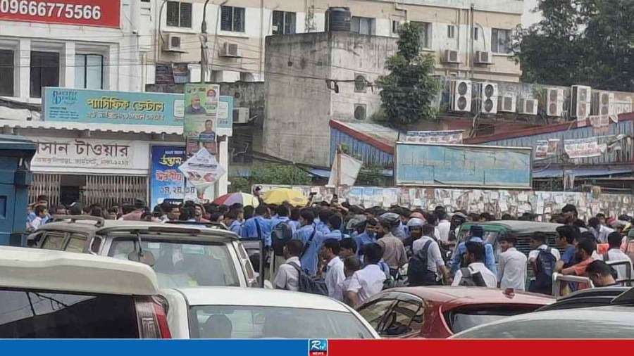 ফার্মগেটে সড়ক অবরোধ, যান চলাচল বন্ধ