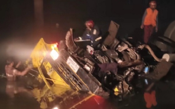 শৈলকুপায় ব্রীজের রেলিং ভেঙ্গে নদীতে ট্রাক পড়ে নিহত ২