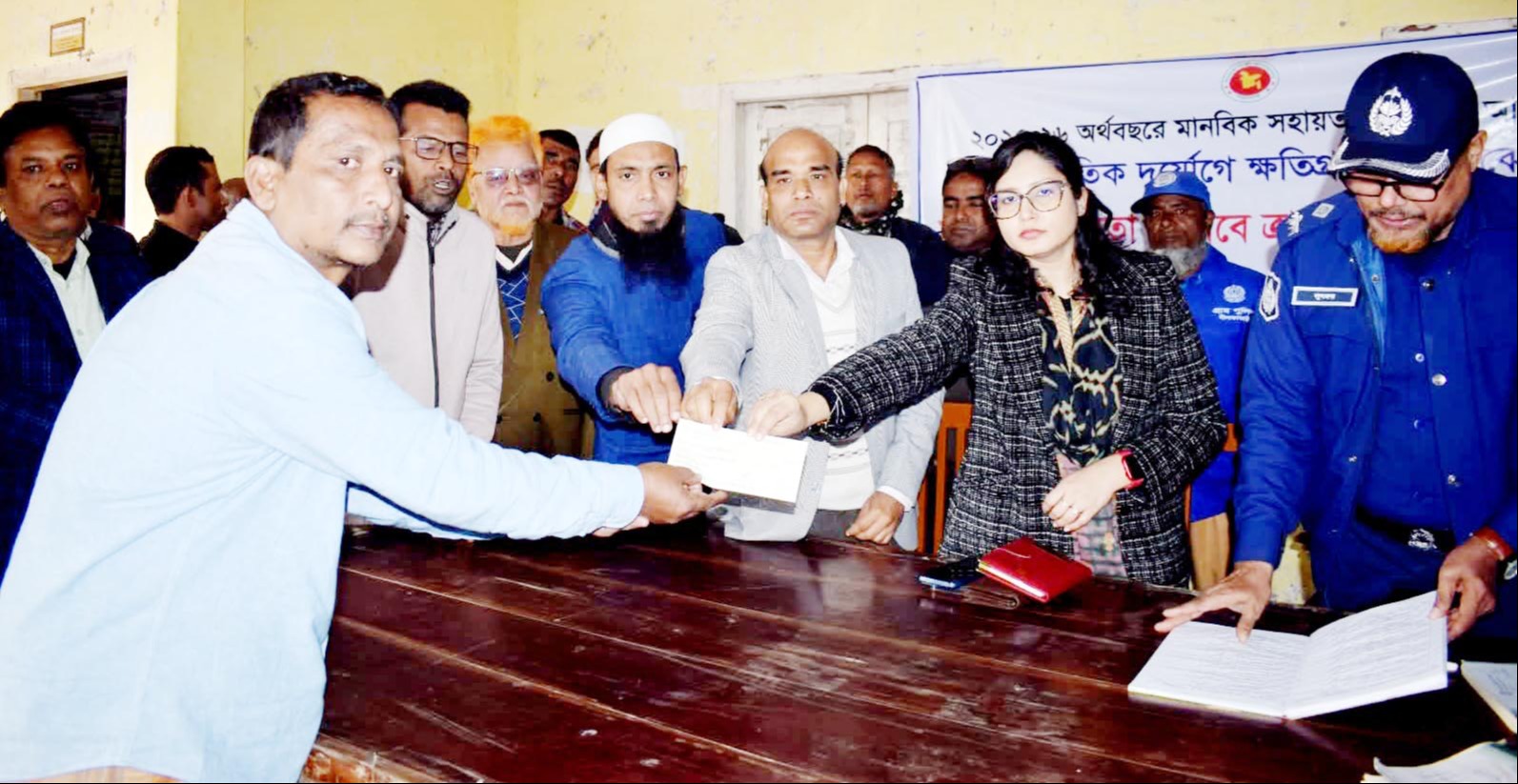 কিশোরগঞ্জে ঘুর্ণিঝড়ে ক্ষতিগ্রস্থদের মাঝে চেক বিতরণ