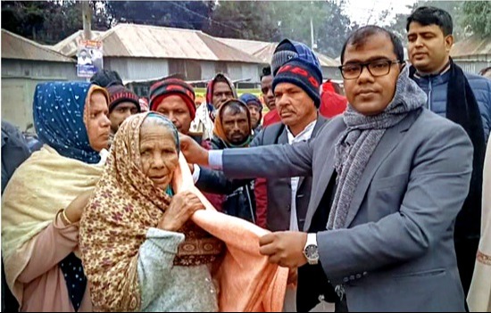 দুর্গম চরে শীতার্তদের কম্বল দিলেন ইউএনও