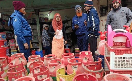 পোরশায় গ্যাসের বাজার নিয়ন্ত্রণে ভ্রাম্যমান আদালত পরিচালনা