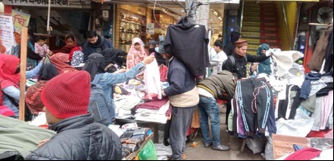 শীতে নাকাল মধুখালী,পুরোনো কাপড়ের দোকানে ভিড়