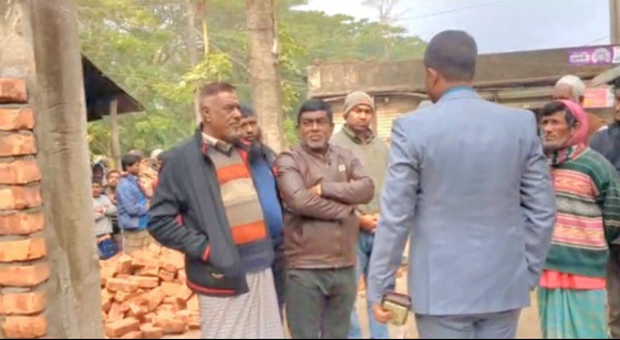 দৌলতখানে অবৈধ স্থাপনা উচ্ছেদ অভিযান