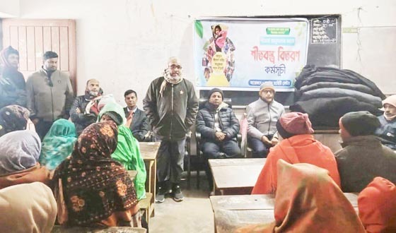 তানোরে আহম্মদ চ্যারিটির পক্ষ থেকে শীতার্ত মানুষের মাঝে কম্বল বিতরণ