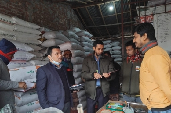 বাগমারায় পলিথিন পরিহার ও পাটজাত মোড়ক ব্যবহারে লিফলেট বিতরণ ও ভ্রাম্যমাণ আদালত