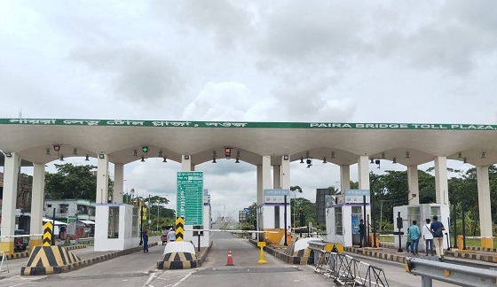 পায়রা সেতুতে অতিরিক্ত টাকা নিয়ে ওভারলোড ট্রাক ছেড়ে দেয়ার অভিযোগ