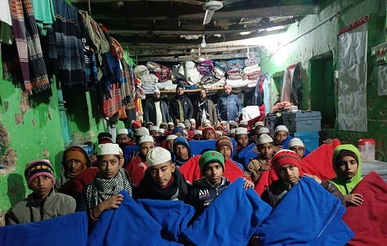 পোরশায় মাদ্াসার শিক্ষার্থীদের কম্বল বিতরণ