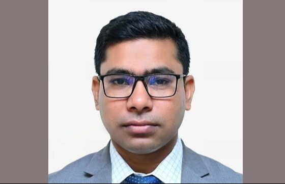 পুঠিয়ায় হতদরিদ্রদের মাঝে উষ্ণতা ছড়াচ্ছেন মানবিক ইউএনও