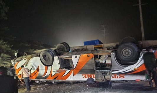 কুমিল্লার ঢাকা-চট্টগ্রাম মহাসড়কে যাত্রীবাহী বাস উল্টে নিহত ২