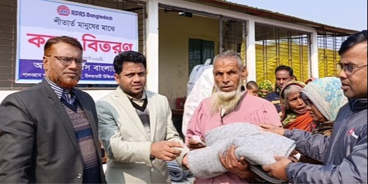 নীলফামারীতে অসহায়দের মাঝে শীতবস্ত্র বিতরণ