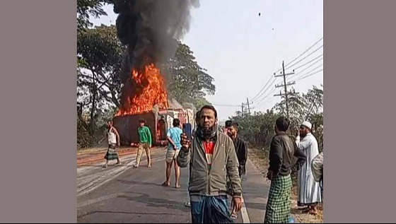 কুমিল্লায় সড়ক দূর্ঘটনায় অগ্নিদগ্ধ হয়ে ৪ জনের মৃত্যু