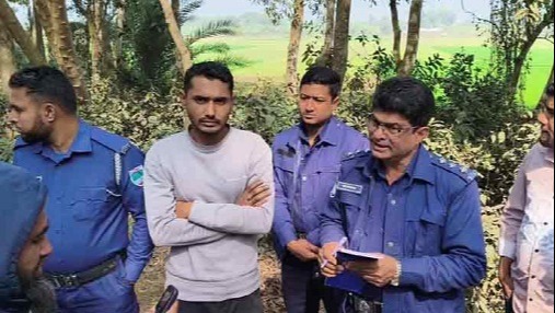 মহাসড়কে গরুবাহী পিকআপ লুট