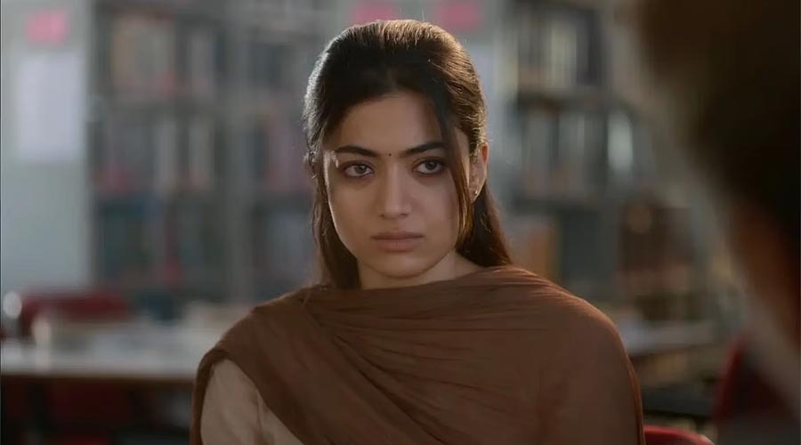 ‘বিষাক্ত’ প্রেমের গল্পে রাশমিকা, এই রূপে তাঁকে চেনা দায়