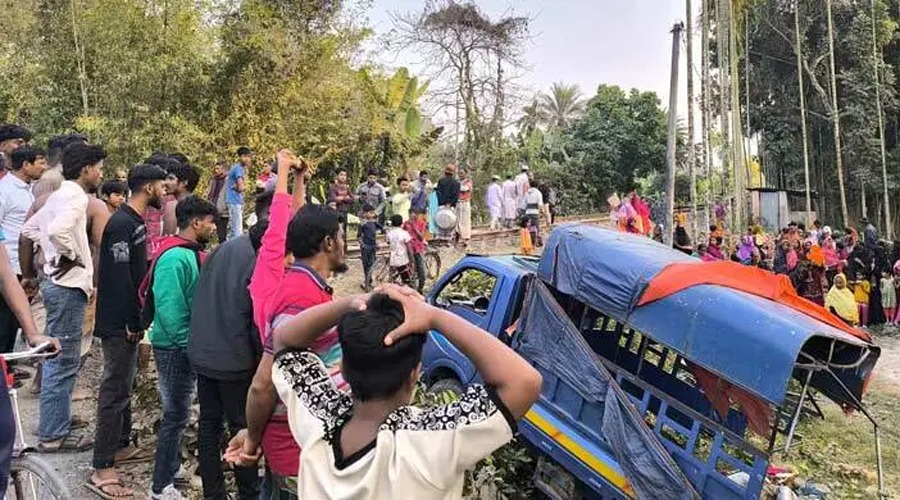 ট্রেনের ধাক্কায় পিকাআপ দুমড়ে-মুছকে দুইভাইসহ নিহত ৩
