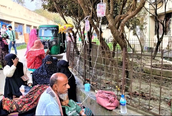 টাঙ্গাইল হাসপাতালে ডায়রিয়ার স্যালাইন ঝুলছে গাছে