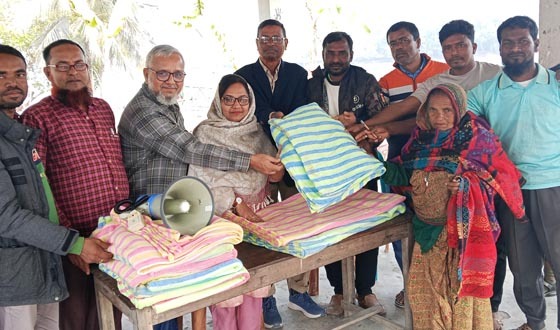 কয়রায় অসহায় মানুষদের শীতবস্ত্র বিতরণ