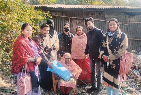 মহাদেবপুরে দুঃস্থদের মাঝে কম্বল বিতরণ