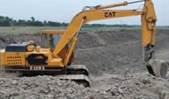 কাহারোলে কৃষি আবাদী জমির টপসয়েল কাটায় ব্যবহৃত হচ্ছে