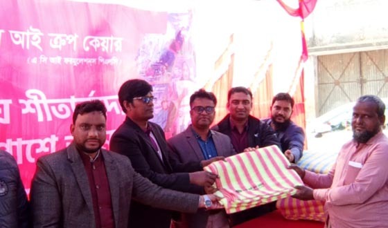 বিরলে শীতার্তদের মাঝে শীতবস্ত্র বিতরণ