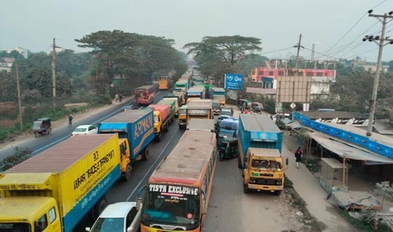 গজারিয়ায় ঢাকা-চট্টগ্রাম সড়কে তীব্র যানজট, ভোগান্তিতে যাত্রীরা