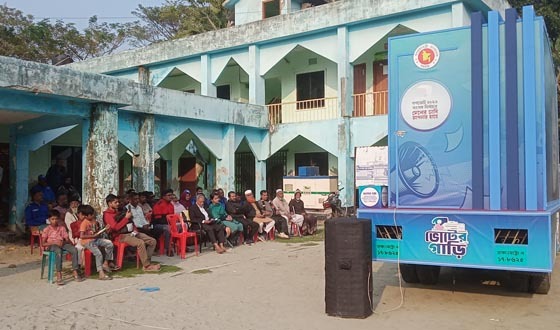 মোল্লাহাটে গণভোট উপলক্ষে ভোটের গাড়ির প্রচারণা