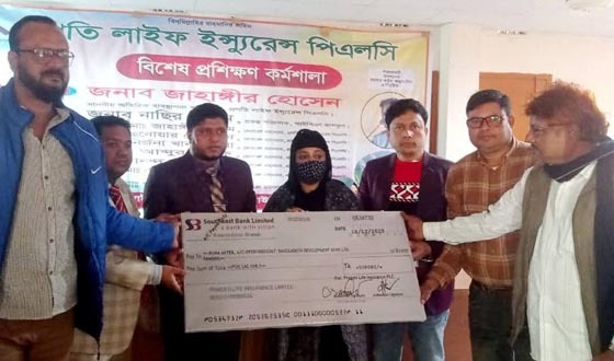 ১৫ কিস্তি দিয়েও মৃত গ্রাহকের পরিবার পেলেন ৫ লাখ টাকা