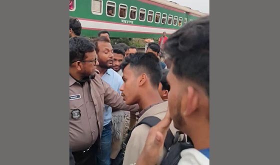 কালীগঞ্জে চলন্ত ট্রেনে পাথর নিক্ষেপে ৪ যুবক আটক