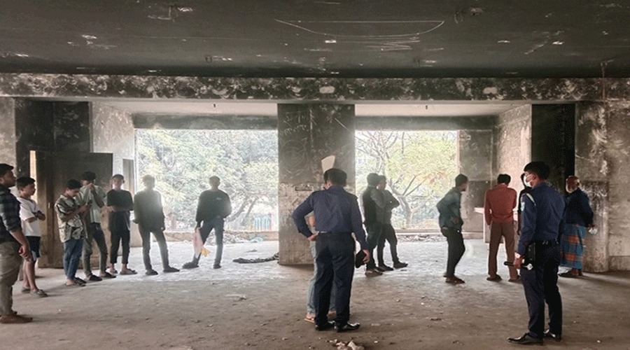 সাভারে পরিত্যক্ত কমিউনিটি সেন্টারে মিলল ২ পোড়া মরদেহ