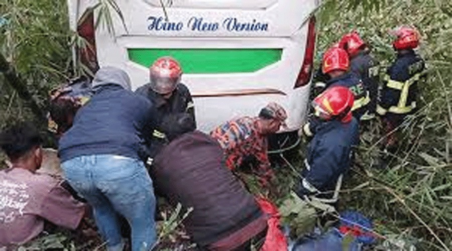 মাদারীপুরে ইজিবাইককে চাপা দিয়ে বাস খাদে,৫ জনের মৃত্যু