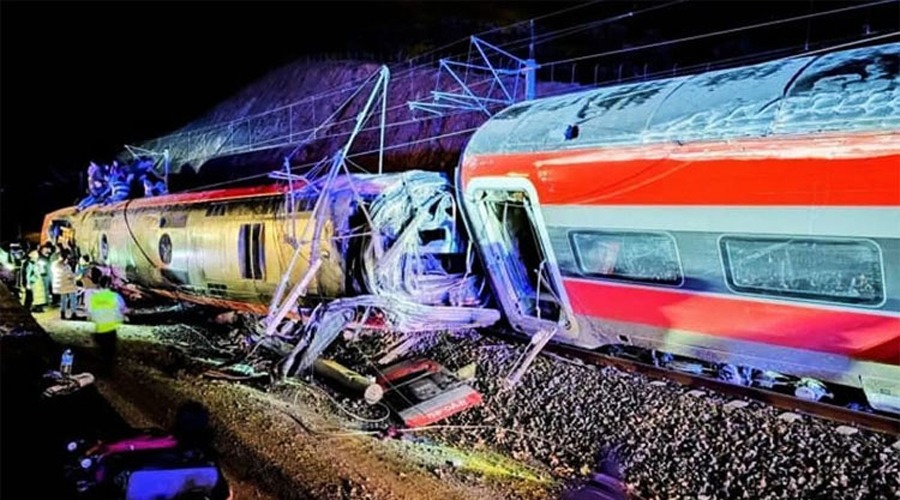 দুই ট্রেনের ভয়াবহ সংঘর্ষ, অন্তত ২১ জনের মৃত্যু