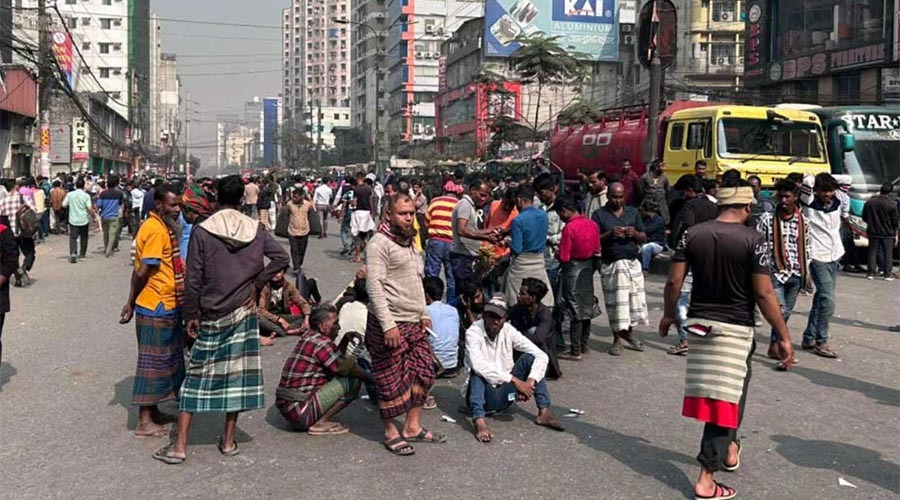 ব্যাটারিচালিত রিকশা চলাচলের দাবিতে বাড্ডায় সড়ক অবরোধ