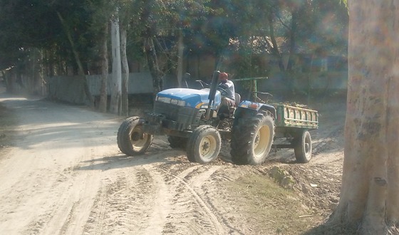 অবৈধ ট্র্যাক্টরের চলাচলে সড়কের বেহাল দশা