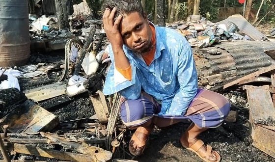 লালমোহনে ভাঙারি গুদামে আগুন, ৭ লাখ টাকা ক্ষতি