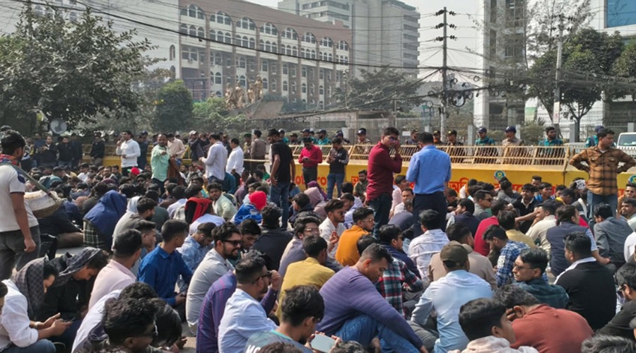 তিন অভিযোগে ফের ইসির সামনে ছাত্রদলের অবস্থান