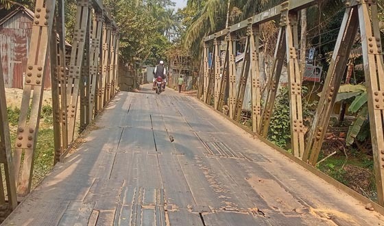কাউখালী-স্বরূপকাঠি সড়কের ব্রিজ এখন মরণফাঁদ