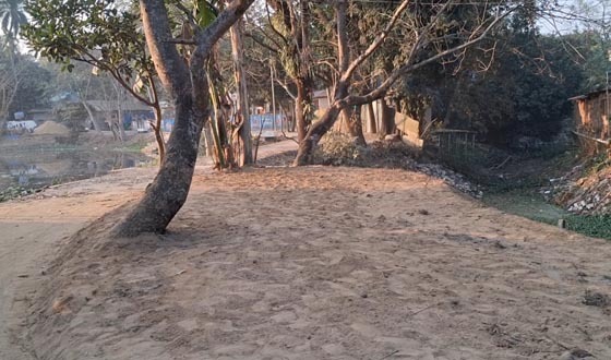 দুর্গাপুরে খাল ভরাটের অভিযোগ