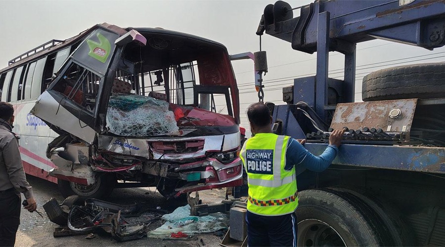 বাস-ট্রাকের মুখোমুখি সংঘর্ষে ড্রাইভার-হেলপার নিহত, আহত ৭