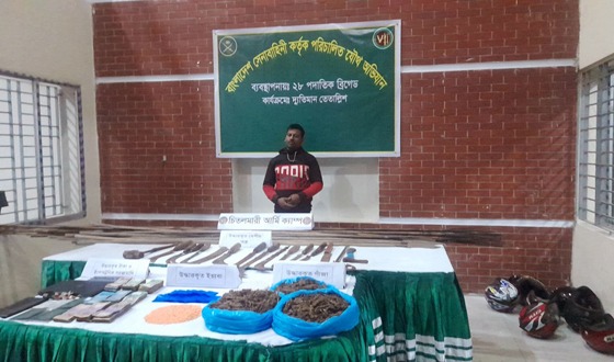 চিতলমারীতে মাদক, অস্ত্র ও টাকাসহ আটক ১