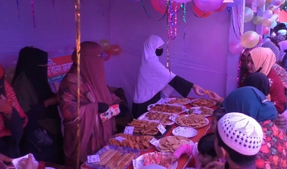 নাগেশ্বরীতে পিঠা উৎসবে শিক্ষার্থী