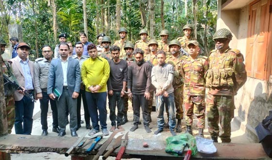 পিরোজপুরে ইয়াবা ও অস্ত্র উদ্ধার, গ্রেপ্তার ৪